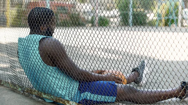 Einsam Unzufriedener Mann Sitzt Basketballplatz Und Hält Ball Depression — Stockfoto