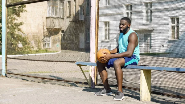 Меланхоличный Афроамериканец Сидящий Скамейке Играющий Мяч Одиночество — стоковое фото