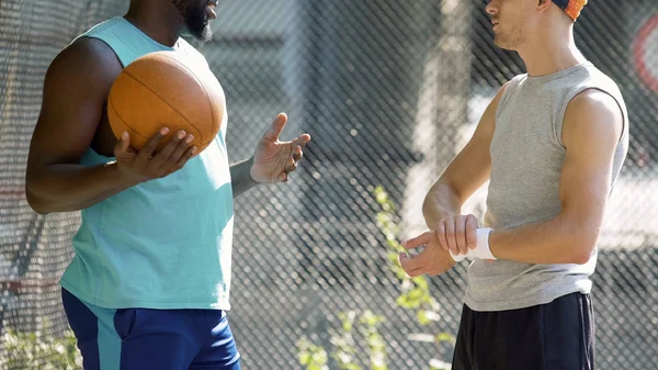 Twee Atletische Multiraciale Vrienden Bespreken Laatste Basketbalwedstrijd Stadium — Stockfoto
