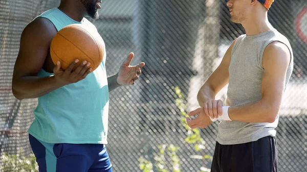 Zwei Sportliche Multirassische Freunde Besprechen Letztes Basketballspiel Stadion — Stockfoto