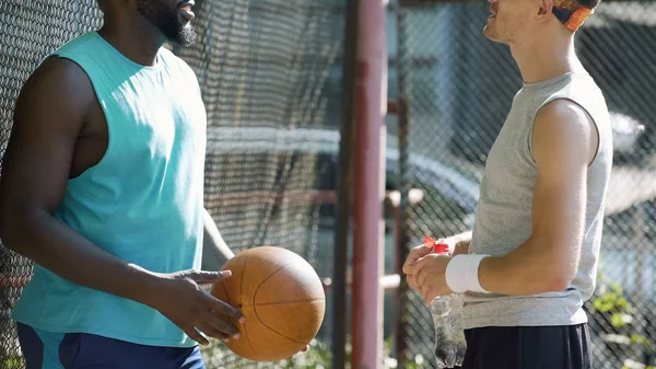 Multiraciale Beste Vrienden Permanent Stadium Praten Basketbal Spel — Stockfoto