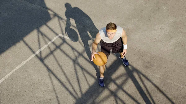 Homem Caucasiano Jogando Basquete Sozinho Driblando Bola Praticando Lances Livres — Fotografia de Stock