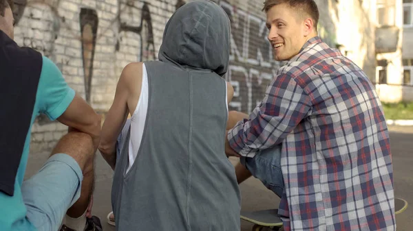 Nejlepší Přátelé Sedí Skateboardy Srandu Letních Prázdnin Teenageři — Stock fotografie