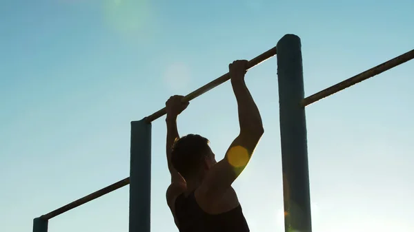 男選手の体力とスポーツ懸垂バー 屋外のトレーニング — ストック写真