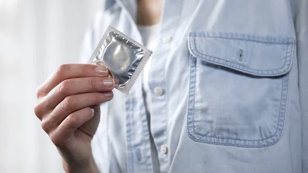 Womans Mano Mostrando Preservativo Prima Della Fotocamera Sesso Sicuro Prevenzione — Foto Stock