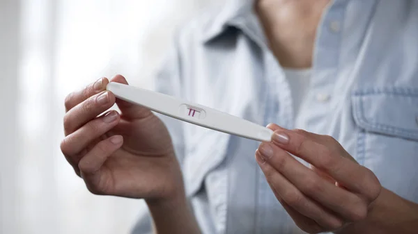 Femmina Che Tiene Mano Test Gravidanza Positivo Dimostrandolo Davanti Alla — Foto Stock