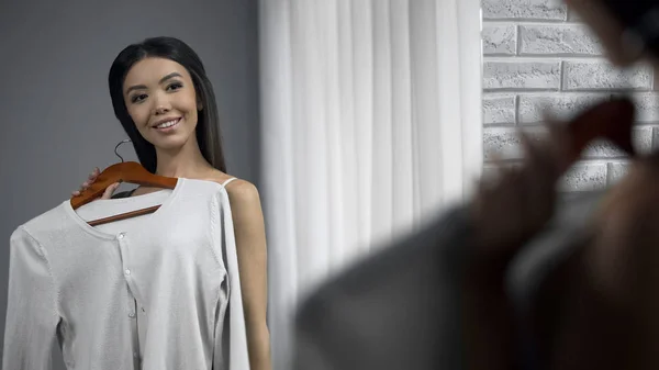 Hermosa Chica Revisando Cómo Ven Las Blusas Ella Frente Espejo — Foto de Stock