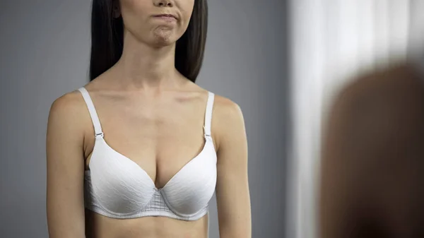 Kvinna Missnöjd Med Hennes Bröst Form Reflektion Spegeln Skönhet Närbild — Stockfoto