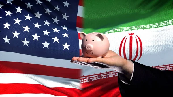 Inversión Estados Unidos Irán Mano Hombre Negocios Sosteniendo Piggybank Fondo — Foto de Stock