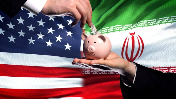 Inversión Estados Unidos Irán Poner Dinero Mano Hucha Fondo Bandera — Foto de Stock