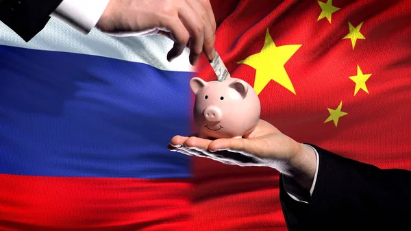 Rusia Inversión China Mano Poner Dinero Hucha Fondo Bandera — Foto de Stock