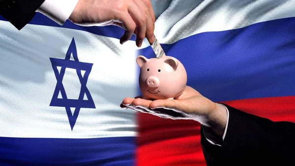 Israel Investoi Venäjälle Käsi Laittaa Rahaa Pigybank Lippu Tausta — kuvapankkivalokuva