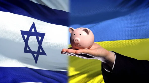 Israel Investitionen Der Ukraine Geschäftsmann Hand Hält Sparschwein Flagge Hintergrund — Stockfoto