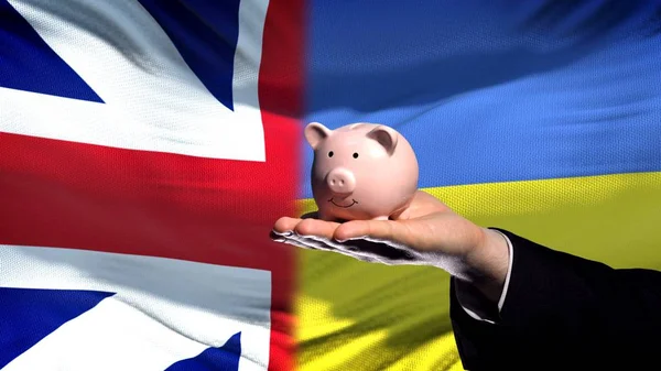 Reino Unido Investimento Ucrânia Mão Segurando Piggybank Fundo Bandeira — Fotografia de Stock