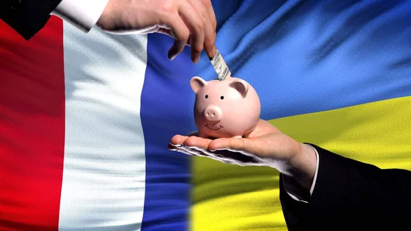 França Investimento Ucrânia Mão Colocando Dinheiro Mealheiro Fundo Bandeira — Fotografia de Stock