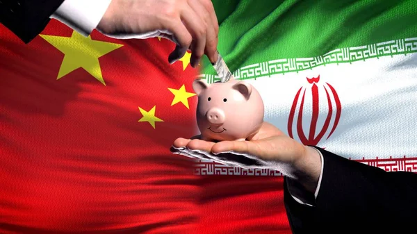 Kina Investeringar Iran Hand Att Lägga Pengar Piggybank Flagga Bakgrund — Stockfoto