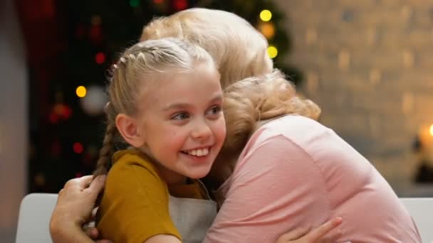 Büyükanne Öpüşme Torunu Yanağına Noel Tatil Günlerinde Akrabaları Ziyaret — Stok video