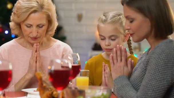 Mujeres Miembros Familia Rezando Antes Cena Navidad Tradiciones Cristianas — Vídeo de stock