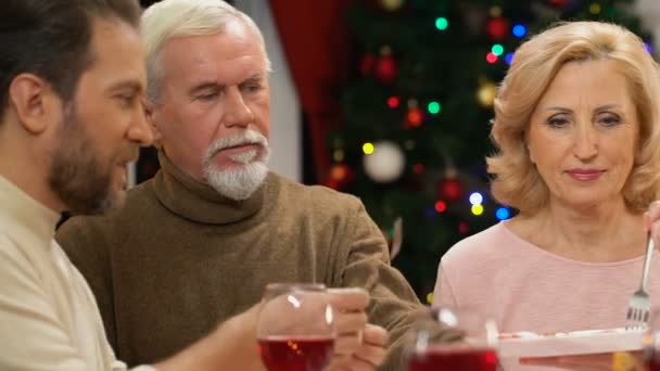 家族の休日テーブル 一緒にクリスマスを祝って クローズ アップで肉を食べる — ストック動画