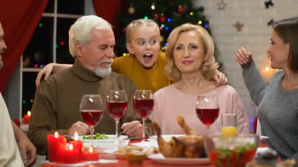Família Abraçando Olhando Para Câmera Conceito Celebrar Natal Todos Juntos — Vídeo de Stock