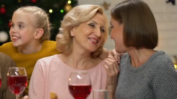 Familie Chatten Een Grapje Kerstdiner Graag Voldoen Voor Vakantie — Stockvideo