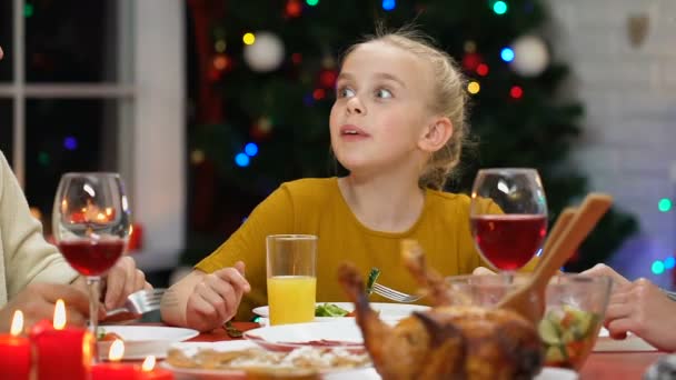 Κοριτσάκι Επικοινωνία Τους Γονείς Στο Χριστουγεννιάτικο Δείπνο Οικογενειακή Γιορτή — Αρχείο Βίντεο