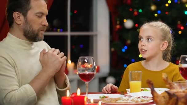 Vader Dochter Bidden Voordat Kerstdiner Handhaven Van Christelijke Tradities — Stockvideo