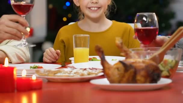 Föräldrar Och Barn Höja Skål Julbord Önskar Lycka Och Hälsa — Stockvideo