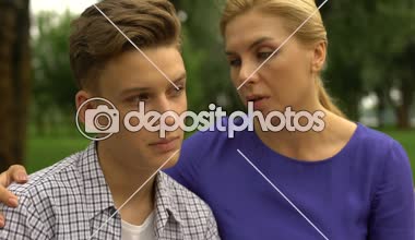 Anneler omuz duygu sakinlik ve aşk kafa koyarak çaresizlik içinde genç oğlu