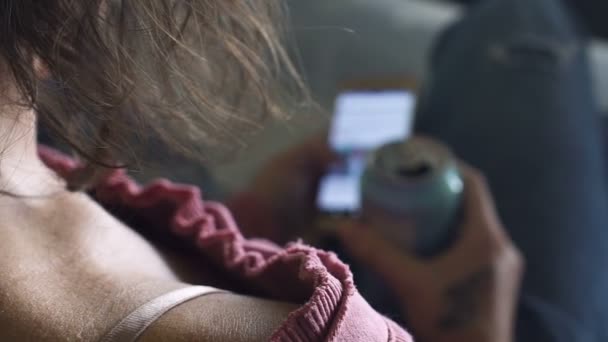 Ung Flicka Vilar Soffan Med Ölburk Och Smartphone Stillasittande Livsstil — Stockvideo