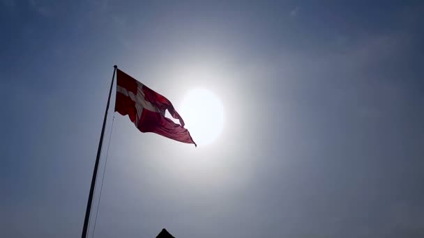 Прапор Данії Розмахуючи Небі Під Sunrays Національний Символ Патріотизм Емблема — стокове відео