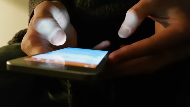 Man Die Vriend Bericht Smartphone Handen Met Gadget Dicht Omhoog — Stockvideo