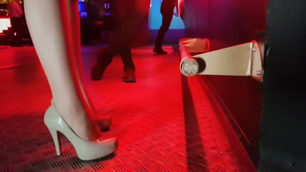 Sexy Vrouwelijke Benen Hoge Hak Schoenen Bar Aantrekkelijke Vrouw Rust — Stockvideo