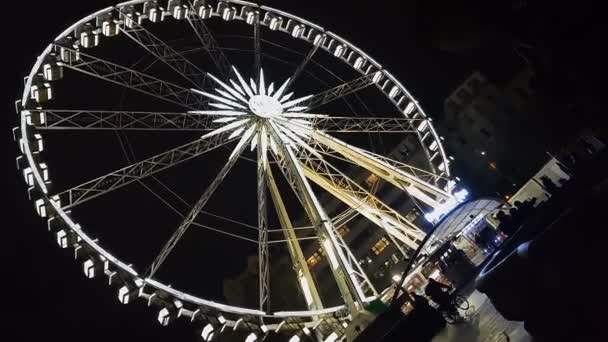 コペンハーゲン遊園夜 観光ランドマークの観覧車を回転 — ストック動画