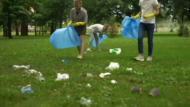 Aktive Bürger Sammeln Müll Öffentlichen Park Gesellschaft Gegen Umweltverschmutzung — Stockvideo