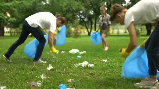 Přátelská Rodina Organizovaný Úklid Den Čisté Park Domovního Odpadu — Stock video