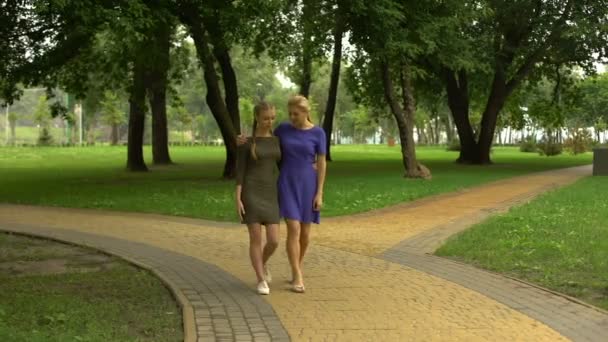 Madre Hija Caminando Por Parque Charlando Riendo Pasatiempo Juntos — Vídeos de Stock