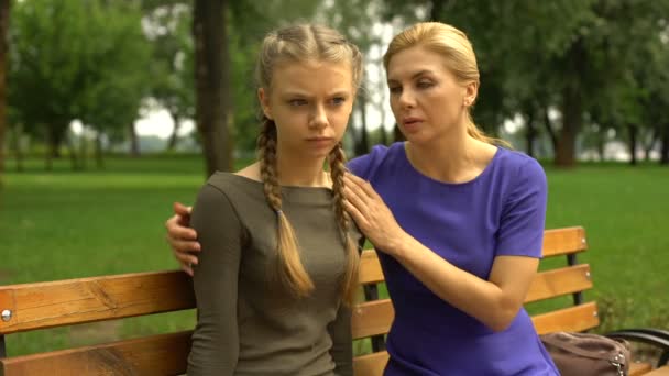 Mãe Apoiando Sua Filha Triste Problemas Com Estudo Adolescência — Vídeo de Stock