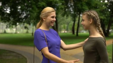 Annesi onu yetiştirilen-up kızı Üniversitesine yürüme öğrencileri hayata