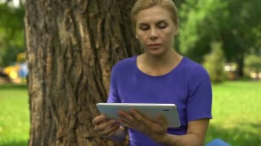 Kadın tablet, kriz, para eksikliği iş uygulamasında iş arıyor