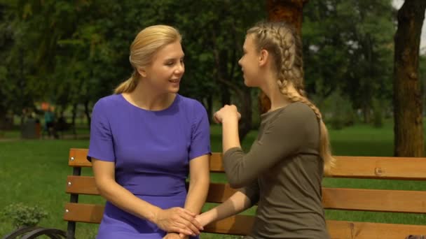 Jovem Filha Compartilhando Segredos Com Mãe Relaxando Parque Relacionamento Confiança — Vídeo de Stock