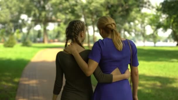 美丽的母女走在公园享受消遣户外 — 图库视频影像
