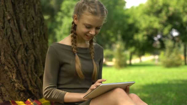 Meisje Zoek Naar Afstand Onderwijs Programma App Tablet Interactiviteit — Stockvideo