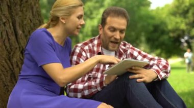 Karı koca Tur online tablet, açık oturma, rezervasyon uygulaması seçme