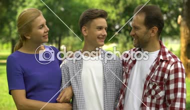 Anne, iyi yetişmesi ve açık fırsatların hayatta sarılma minnettar oğul