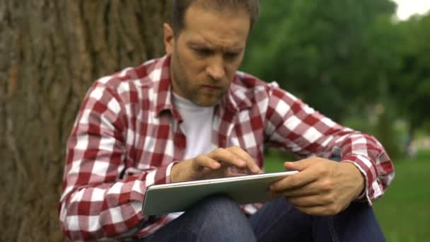 Hombre Que Utiliza Aplicación Banca Línea Tableta Términos Favorables Intereses — Vídeos de Stock