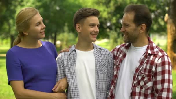 Hijo Agradecido Abrazando Los Padres Educación Decente Oportunidades Abiertas Vida — Vídeo de stock