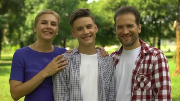 Alegre Familia Sonriendo Mostrando Pulgares Hacia Arriba Préstamos Lucrativos Créditos — Vídeo de stock