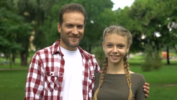 Vrolijke Vader Tienerdochter Glimlachend Camera Het Tonen Van Duimen Omhoog — Stockvideo