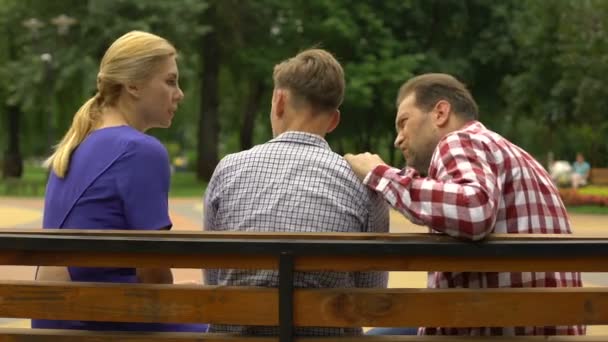 Férfi Tini Vitatkozott Szülők Padon Elindult Kamaszkor Problémák — Stock videók